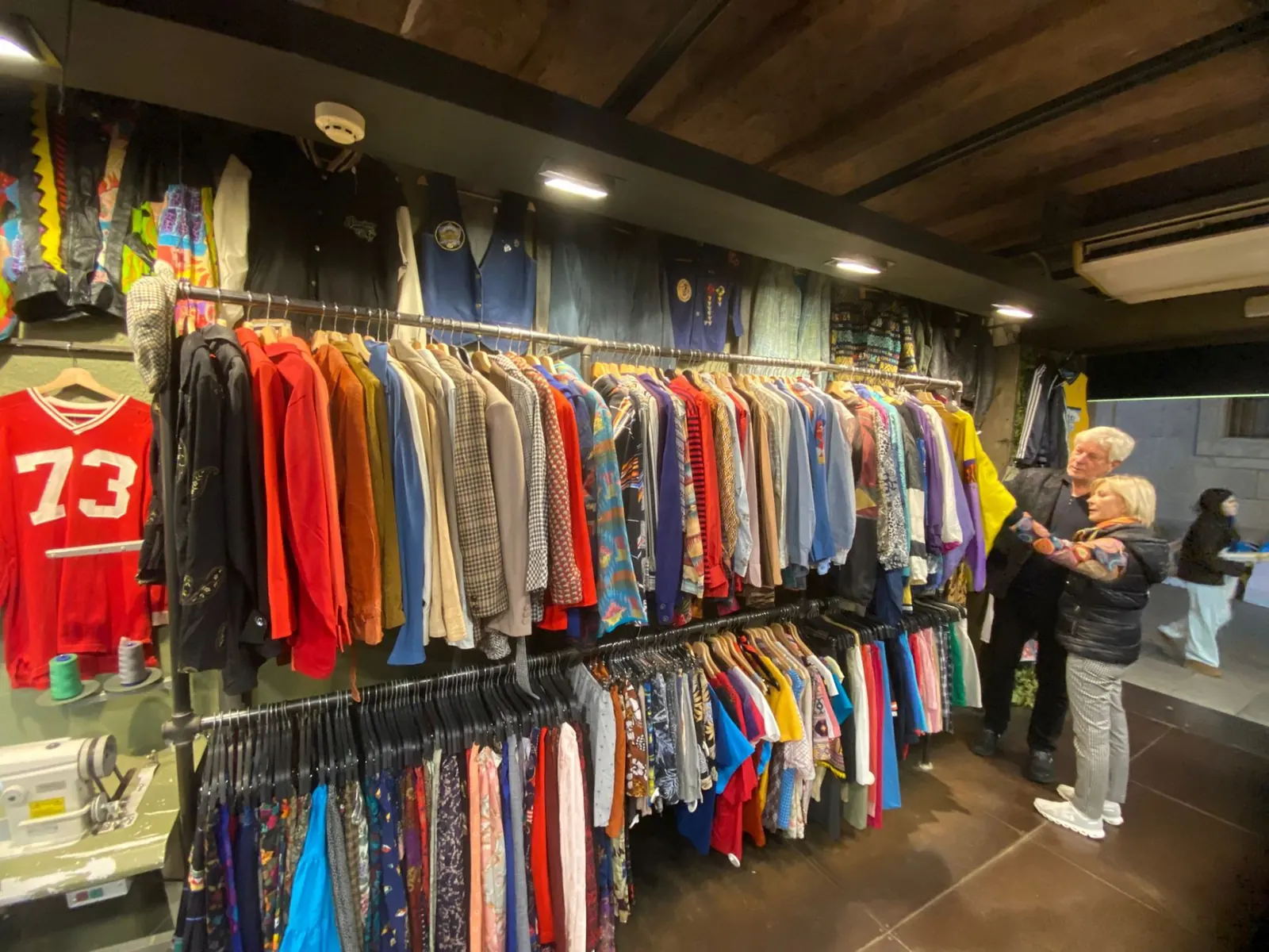 Interior de Vendimia Vintage con perchas de chaquetas y prendas únicas