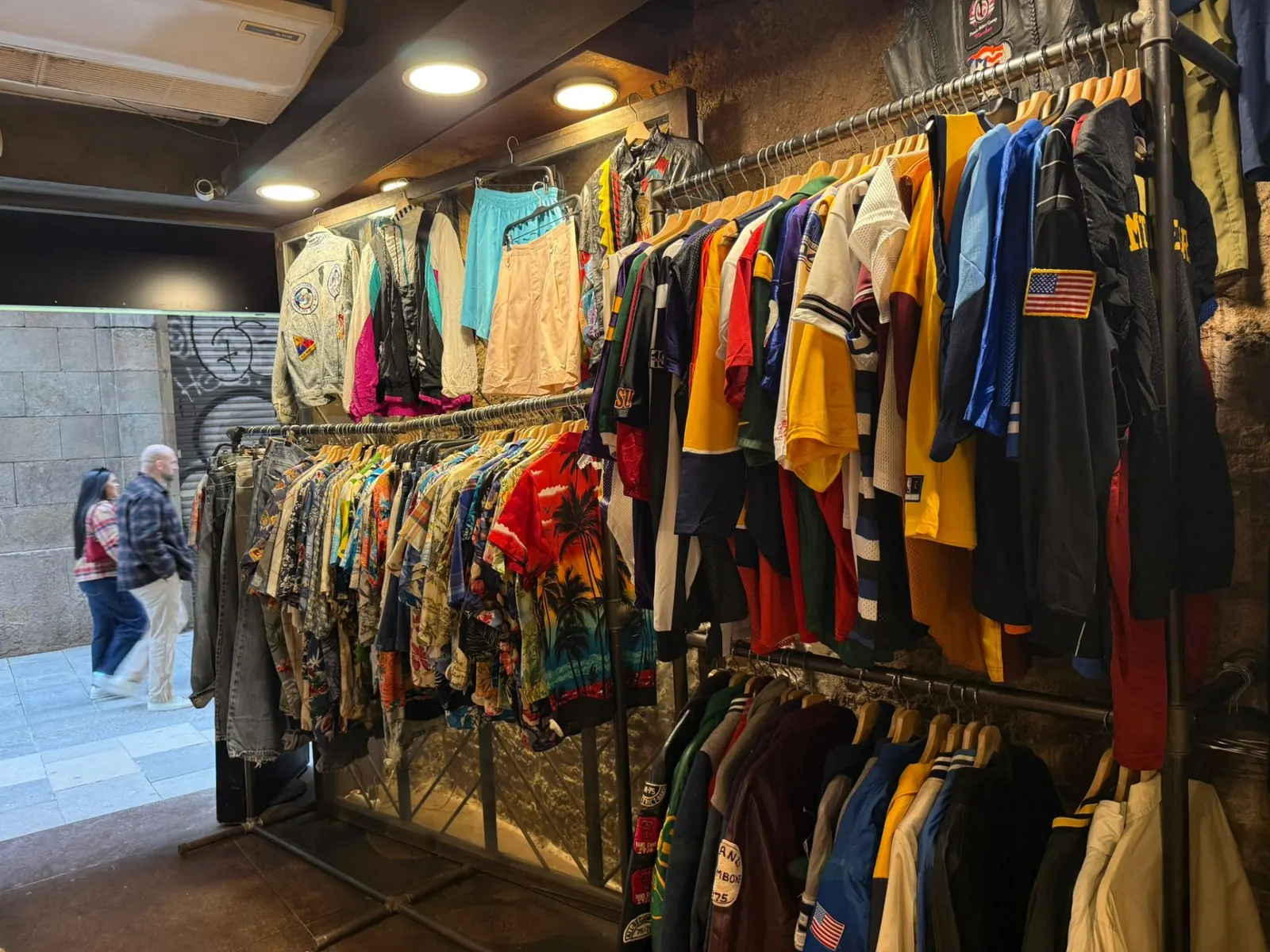 Perchas de camisas y chaquetas vintage en Vendimia Barcelona